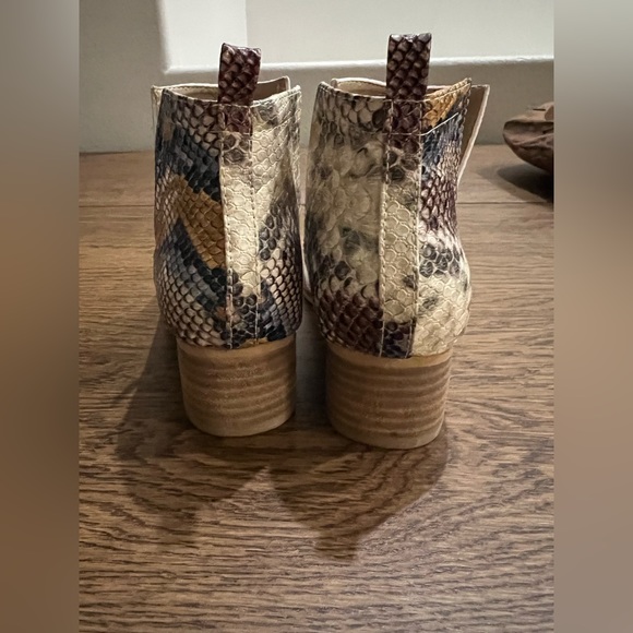 Low white ankle boots with snake print heel - Picture 3 of 5